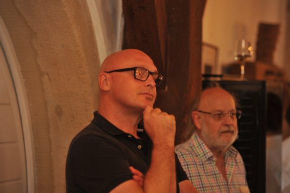 Herr Gollatz hat gekocht und ein Mitglied des Vereins des Papiermuseums