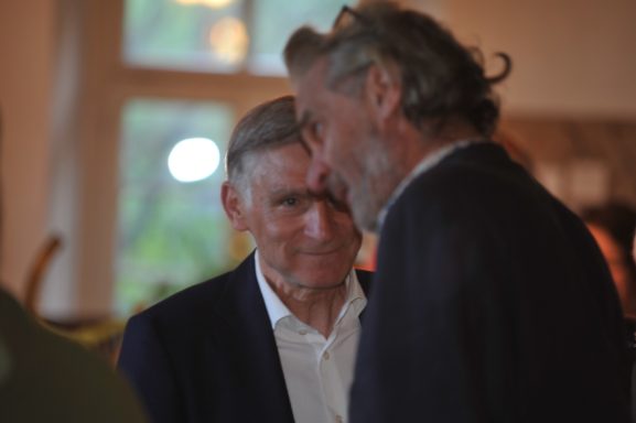 Bürgermeister Krieger mit Künstler Dominique im Gespräch